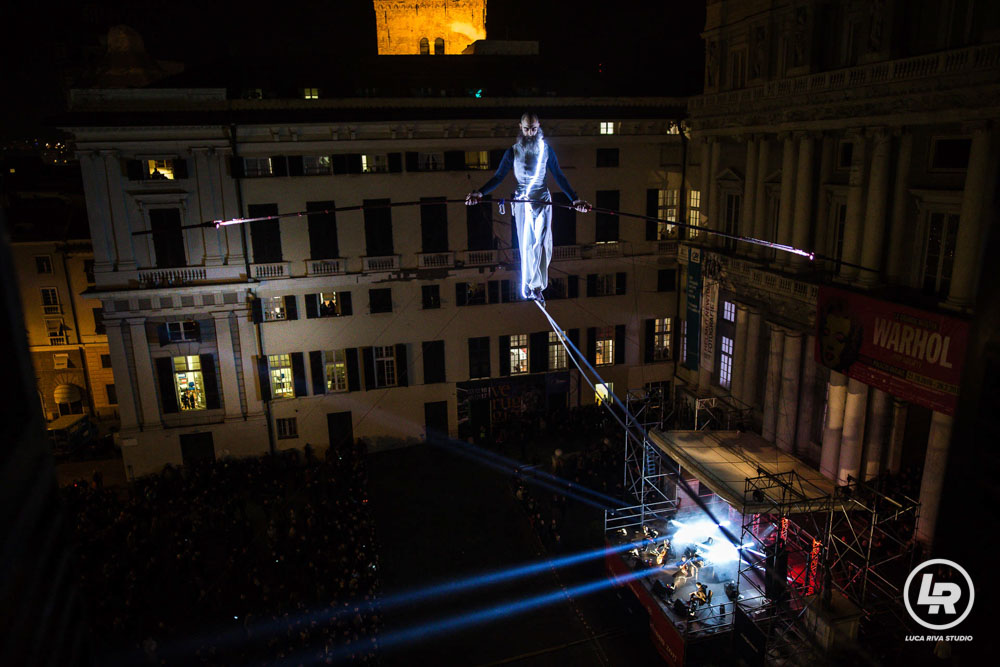 Funambolo NoGravity a Palazzo Ducale Genova durante il Capodanno