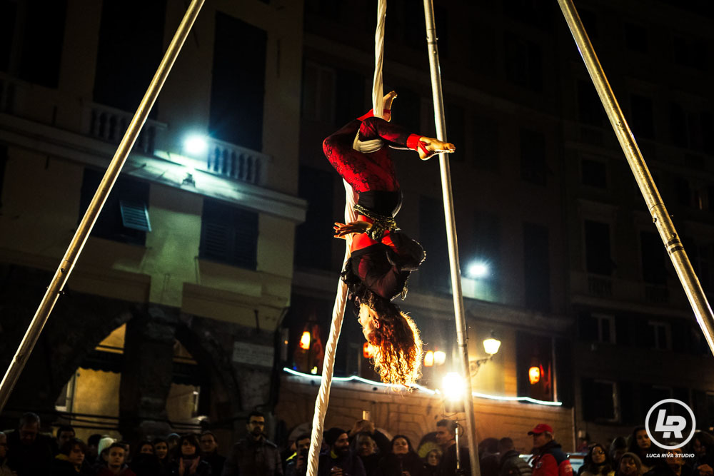 Artista dei tessuti al Capodanno di Genova 2016/2017